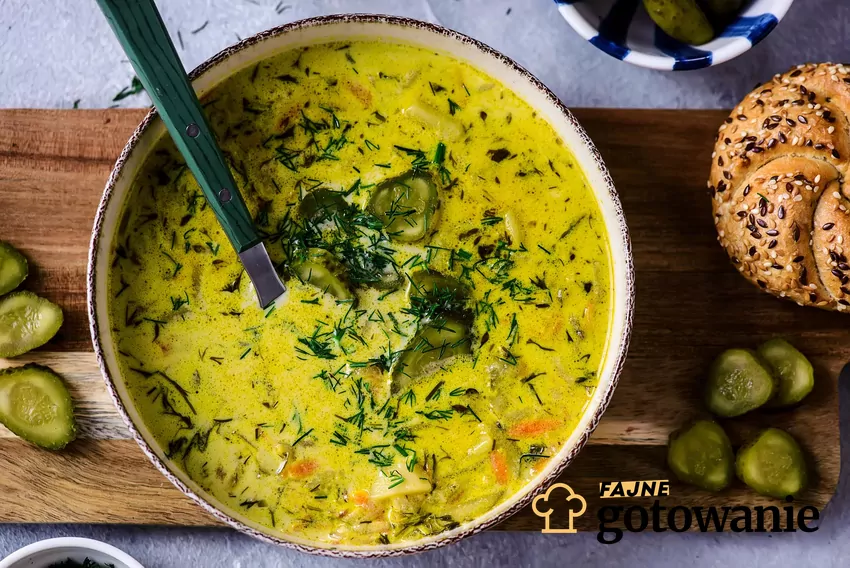 Zupa ogórkowa w misce
