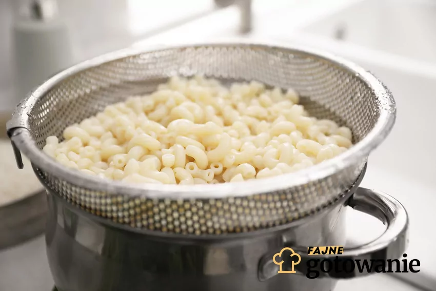 Odcedzony makaron na sitku