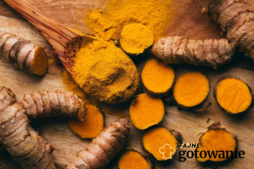 Świeża kurkuma i kurkuma w proszku