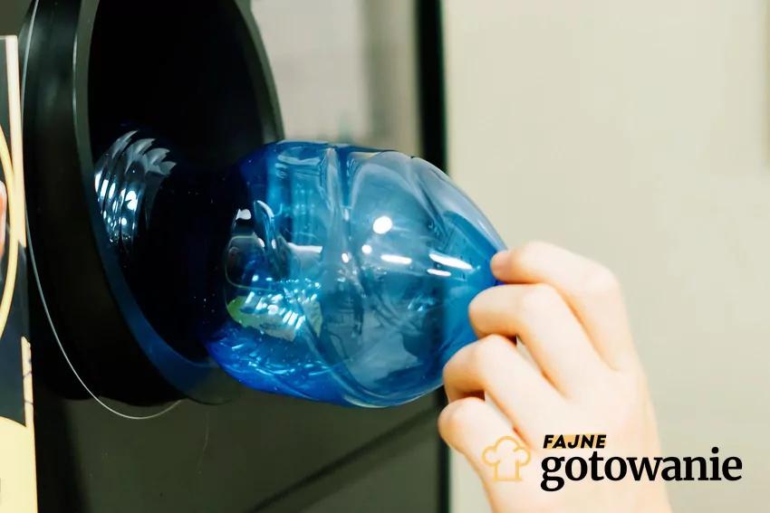 Oddawanie butelki plastikowej do butelkomatu