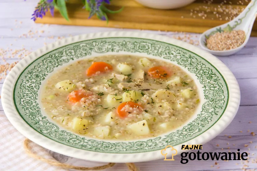 Domowy krupnik w talerzu