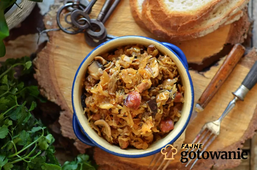 Bigos w niebieskiej misce