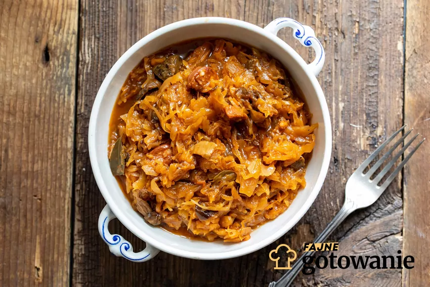 Bigos w białej misce