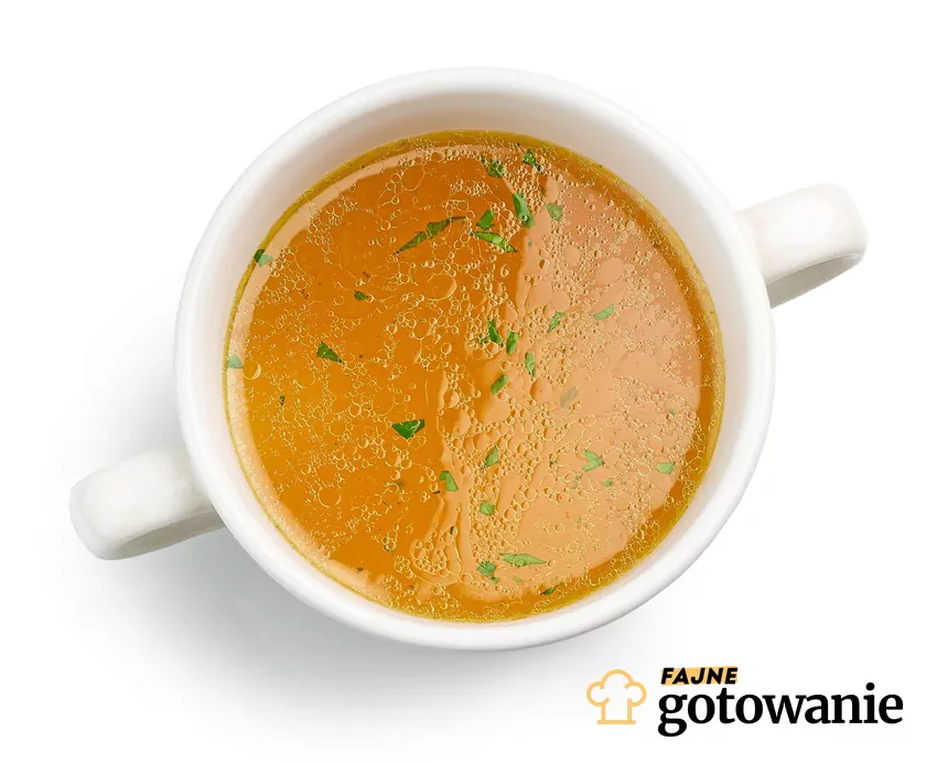 Złocisty rosół w misce