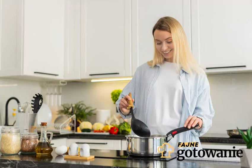 Kobieta gotuje rosół