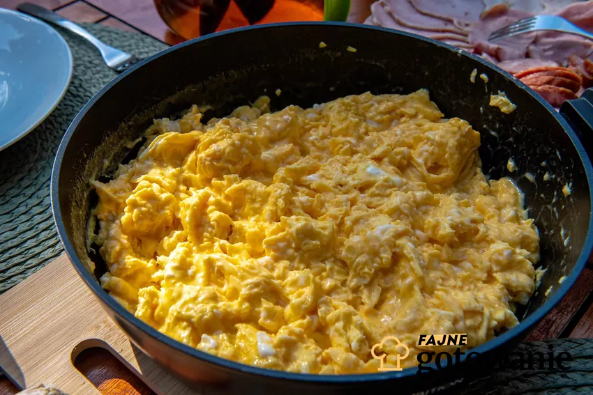 Jajecznica na czarnej patelni