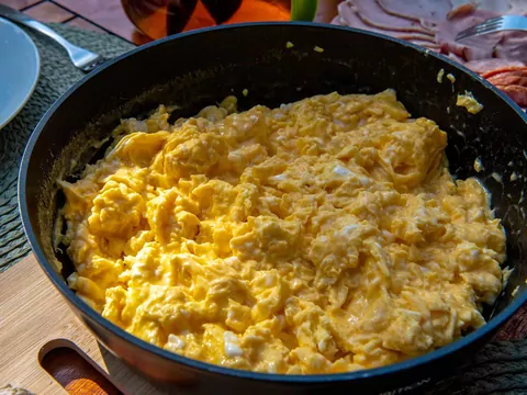 Przygotuj idealną jajecznicę