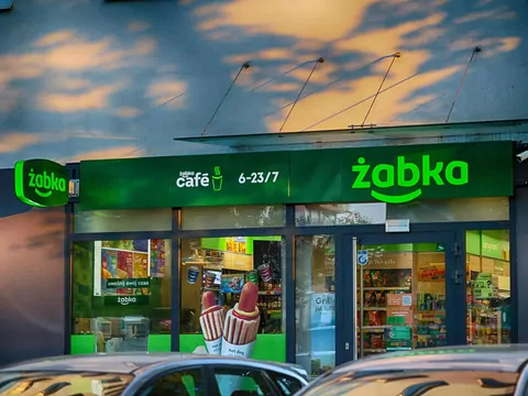Sklep z większą ilością kas samoobsługowych