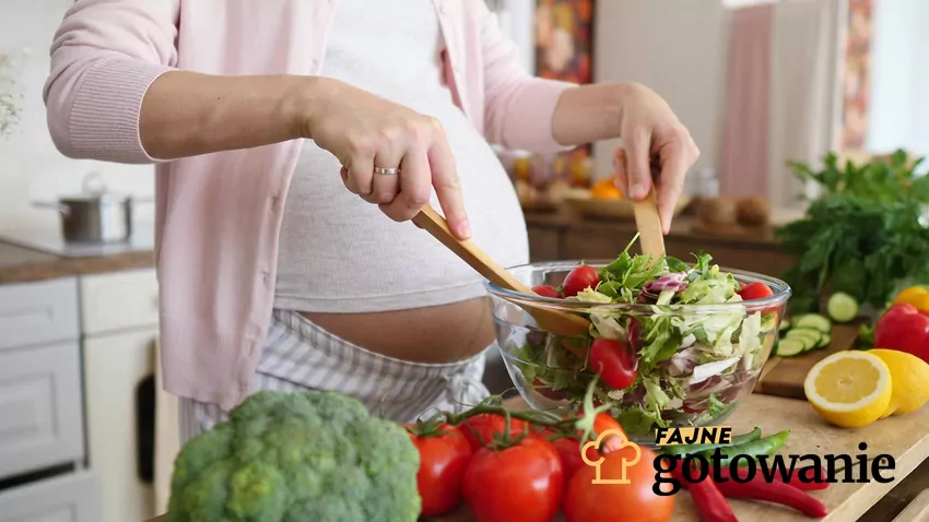 Ciężarna kobieta mieszająca sałatkę, a także zasady diety cukrzycowej, jadłospis, porady, polecane produkty