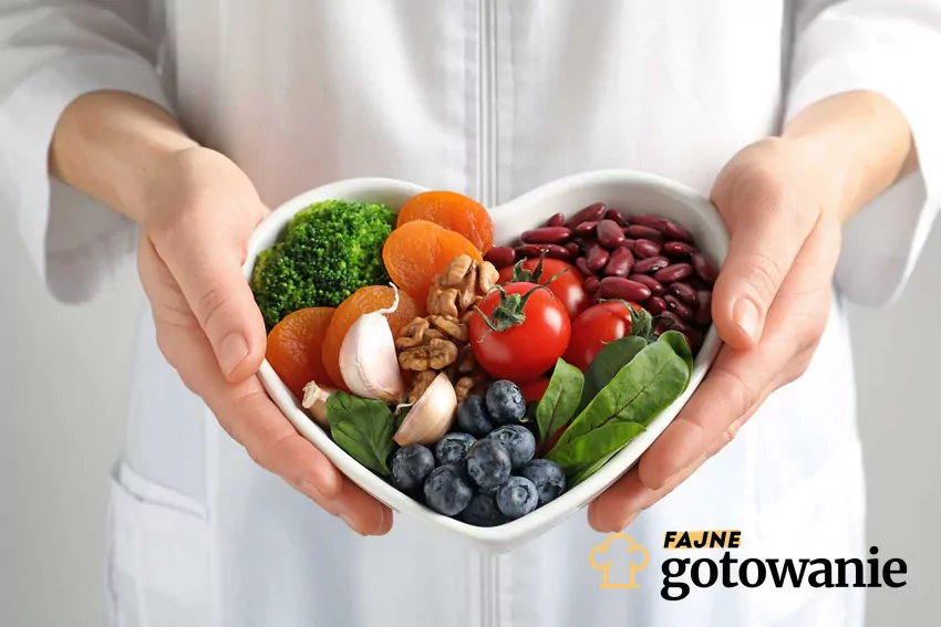 Diabetyk z miseczką przygotowanych owoców i warzyw, a także dieta cukrzycowa, produkty, przepisy oraz zasady dla diabetyków