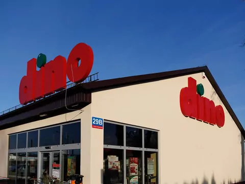Dino inwestuje w butelkomaty