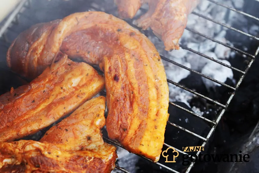 Marynowany boczek z marketów to jeden z najgorszych mięs na grilla Boczek na grillu