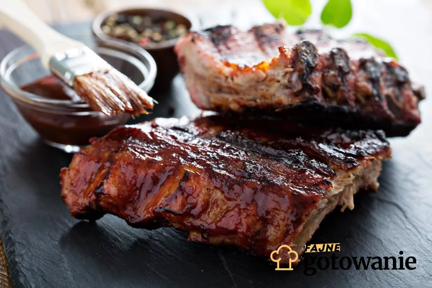 Gdy sezon grillowy w pełni, wiele osób sięga po najgorsze mięso na grilla Grillowana wieprzowina na ciemnym tle