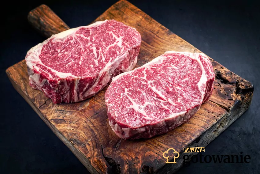 Surowe steki Wagyu na desce