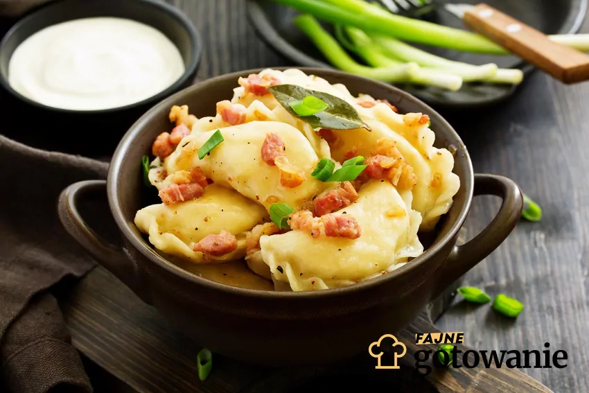 Pierogi ze skrwarkami i śmietaną
