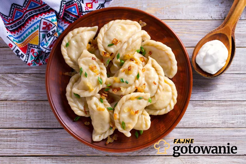 Te pierogi je się bardzo często, a tymczasem są tłuste i kaloryczne Pierogi ze skrwarkami