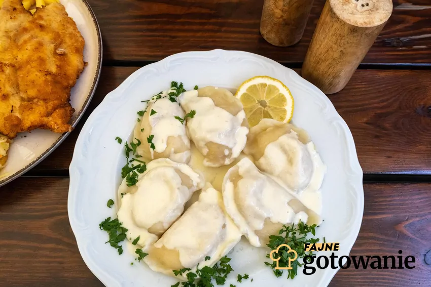 To, z czym podaje się pierogi, ma znaczący wpływ na kaloryczność Pierogi polane śmietaną