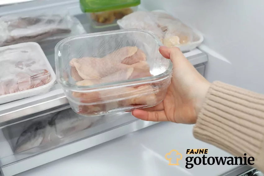 Poprawne przechowywanie mięsa drobiowego zapewnia odpowiednią jakość Wkładanie surowego mięsa z kurczaka do lodówki