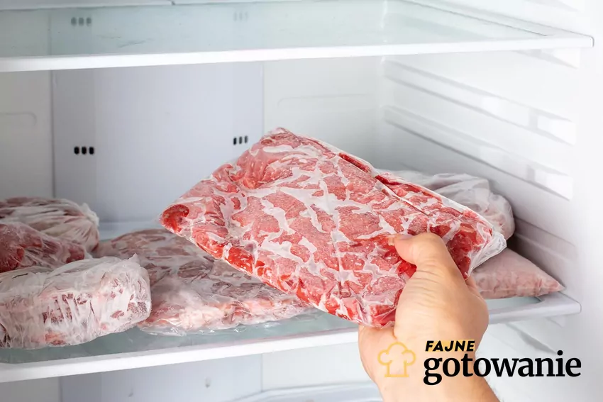 Wyjmowanie zamrożonego mięsa z zamrażarki