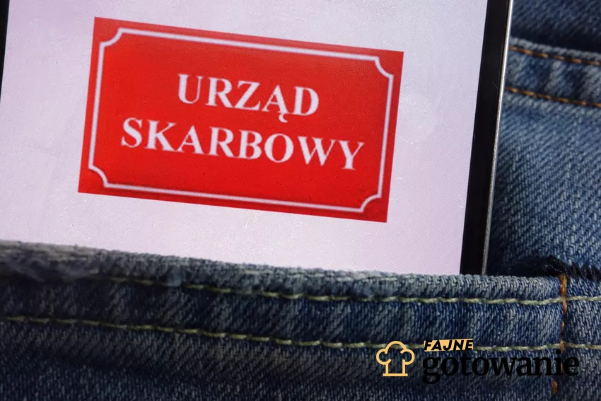 Biały napis "Urzad Skarbowy" na czerwonym tle