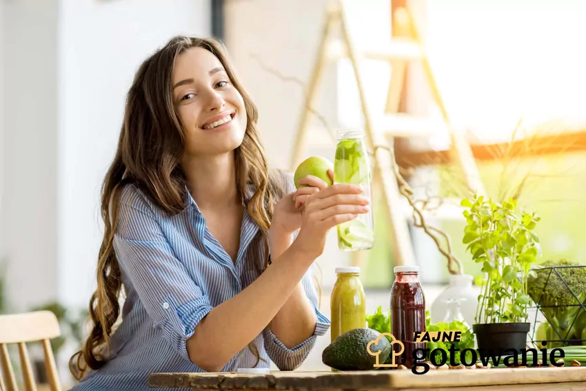 Dieta półpłynna i jej zasady, a także najlepsze i najsmaczniejsze przepisy do diety półpłynnej Kobieta pijąca smoothie, a także przepisy do diety półpłynnej i najlepsze przeposy na dania na diecie półpłynnej