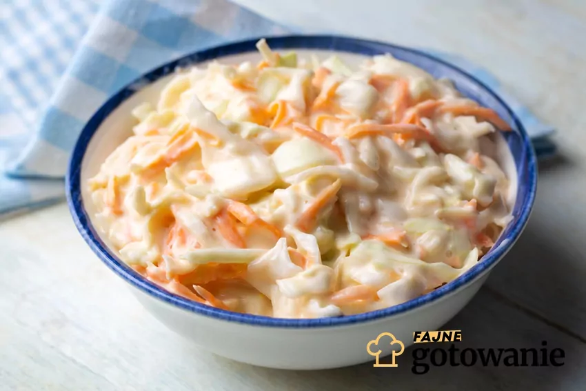 Po schłodzeniu wszystkie aromaty lepiej się przenikają, a curry staje się bardziej wyczuwalne Colesław w większej misce
