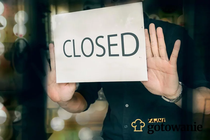 Tabliczka sklepowa z napisem "Closed"