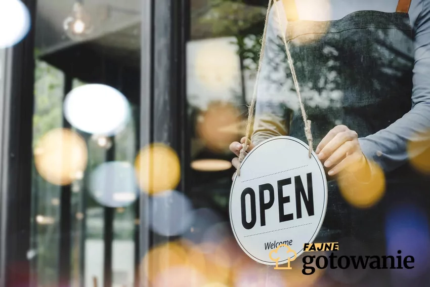 Tabliczka sklepowa z napisem "Open"