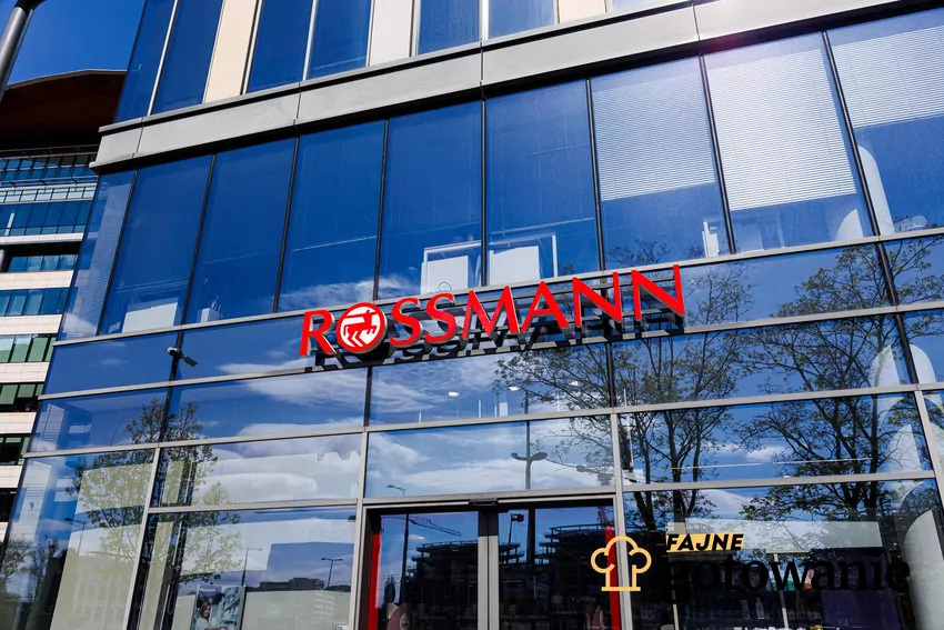 Rozwój sieci nie ogranicza się wyłącznie do otwierania nowych sklepów Napis Rossmann