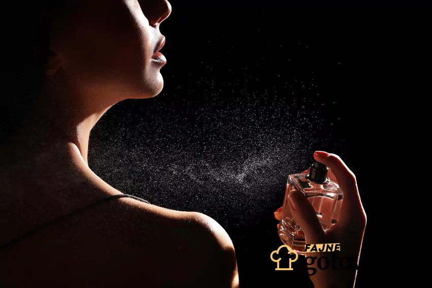 Kobieta pryska się perfumem