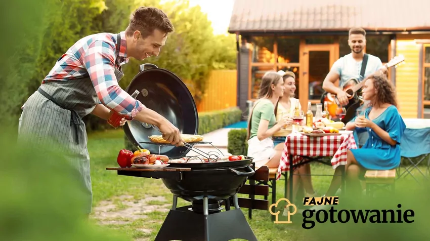 Wspólne grillowanie to świetny pomysł na spędzanie czasu. Warto to zrobić jednak bezpiecznie Grillowanie z rodziną na podwórku
