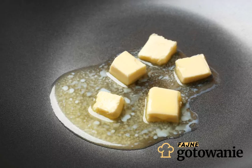 Maslo, olej, inny tłuszcz - to one odpowiadają za to, że gofry nie są miękkie Roztapiające się masło na patelni