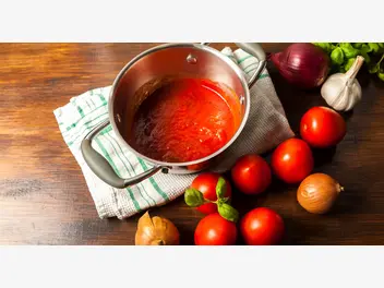 Ilustracja artykułu tanie i szybkie dania z mięsem i sosem pomidorowym