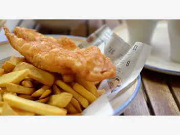 Ilustracja artykułu klasyki kuchni brytyjskiej - fish and chips, pyszne scones i kilka niespodzianek