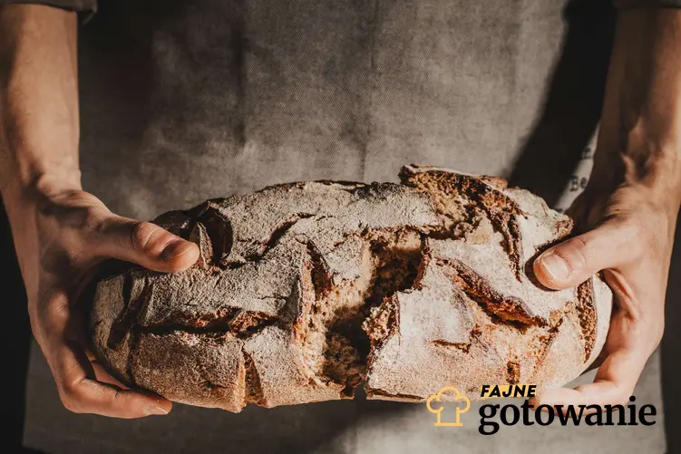 Świeżo upieczony chleb, który mężczyzna trzyma w rękach, a także przepisy na chleby