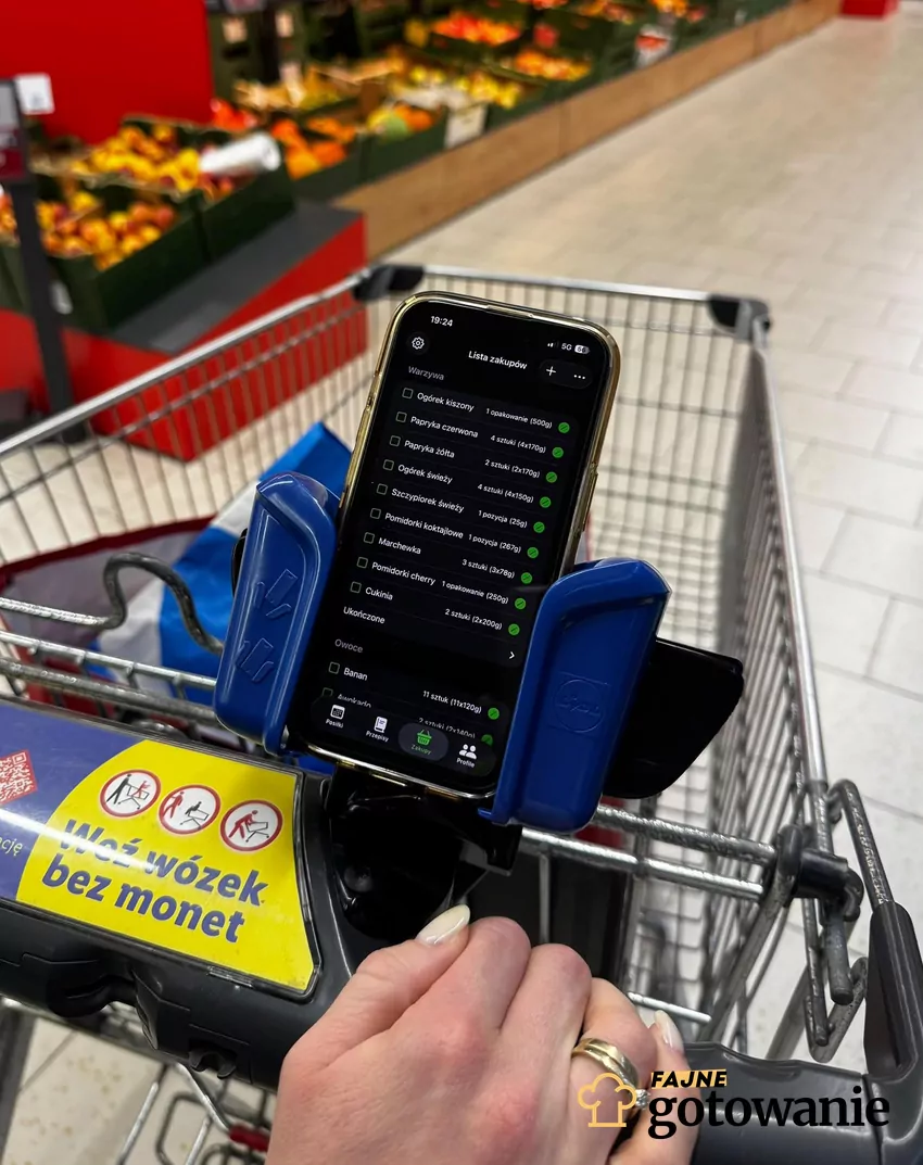 Nowa funkcja wózków sklepowych w Lidlu usprawnia zakupy Wózek sklepowy z Lidla z uchwytem na telefon