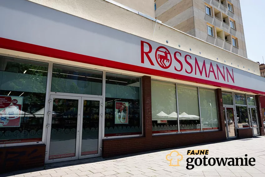 W Rossmannie dużo ciekawych promocji kultowych zapachów Rossmann - między budynkami