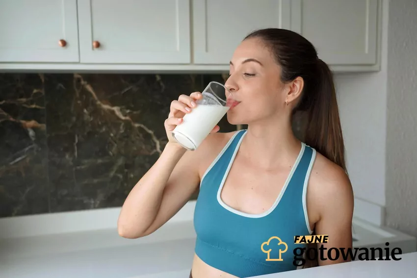 Kobieta pije kefir