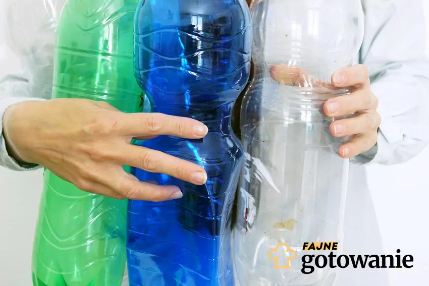 Trzymanie plastikowych butelek w rękach