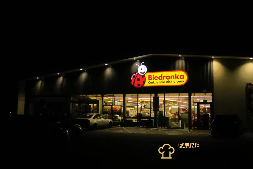 Biedronka nocą