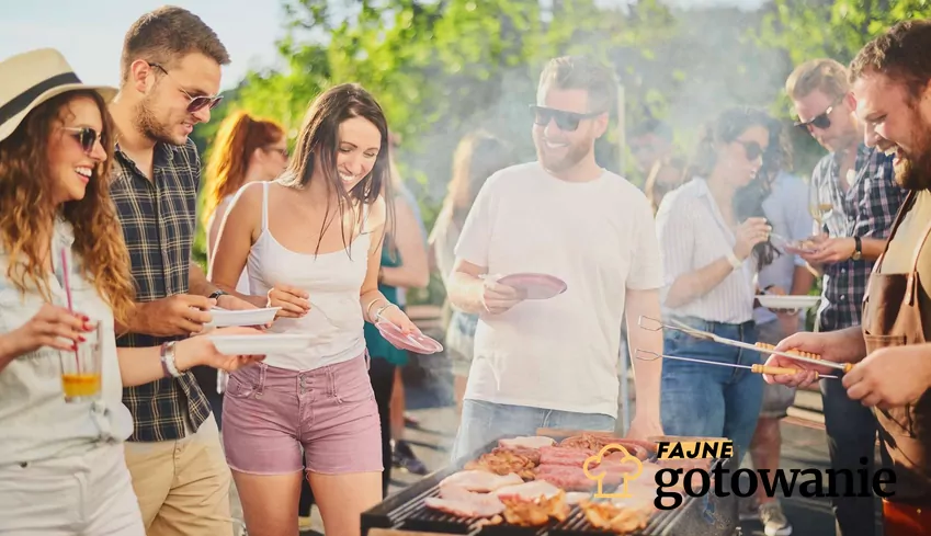 Wspólne grillowanie to świetny pomysł na spędzanie czasu przy dobrym jedzeniu i w miłym towarzystwie Grillowane jedzenie na stole piknikowym