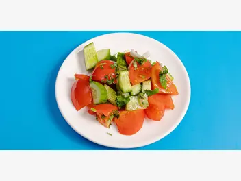 Ilustracja artykułu pomidor i ogórek - czy można łączyć je razem w sałatce?
