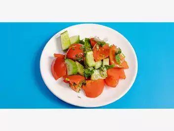 Ilustracja artykułu pomidor i ogórek - czy można łączyć je razem w sałatce?