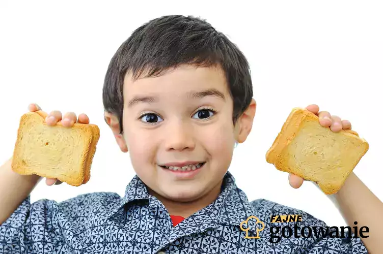 Dziecko jedzące kolorowe tosty
