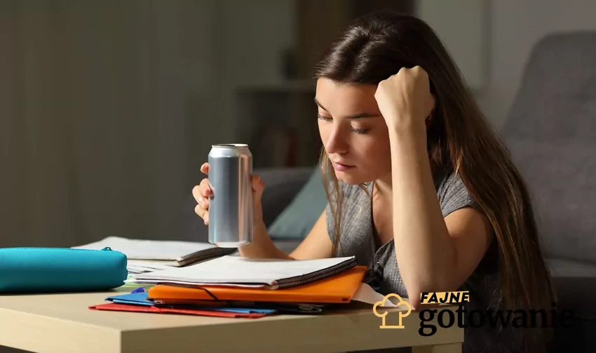 Napoje energetyczne są smaczniejsze, ale niosą większe ryzyko przedawkowania kofeiny Napój energetyczny w ręku młodzieży
