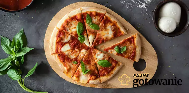 Pizza Margherita na włoskim stole