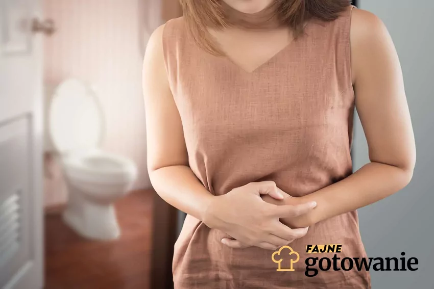 Zakażenie wirusowe, zła dieta czy stres - to najczęstsze przyczyny biegunki Kobieta z bólem brzucha