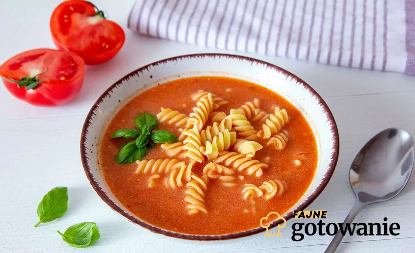 Tradycyjna zupa pomidorowa najczęściej zabielana jest śmietaną Zupa pomidorowa z makaronem