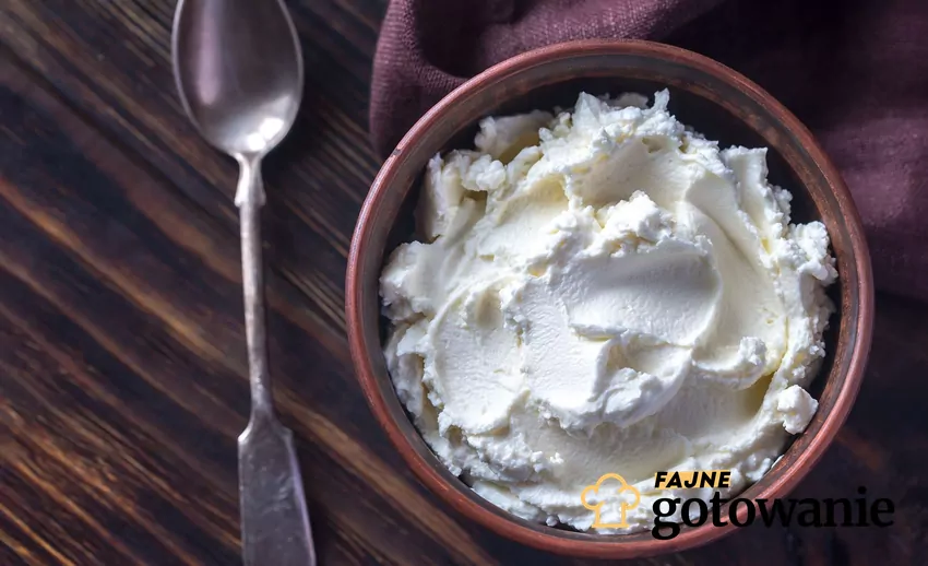 Dodanie mascarpone nadaje zupie kremowej konsystencji Mascarpone w miseczce