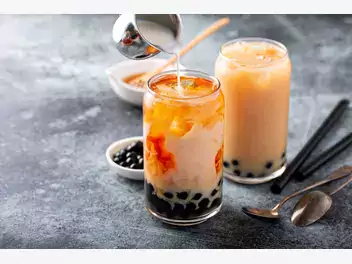 Ilustracja artykułu bubble tea niezdrowa? dietetyk bierze pod lupę popularny napój